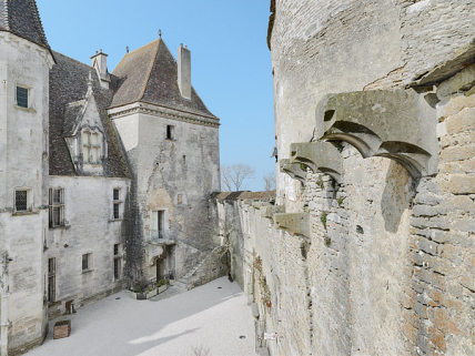 La cour en direction de la tour carrée. © Région Bourgogne-Franche-Comté, Inventaire du patrimoine