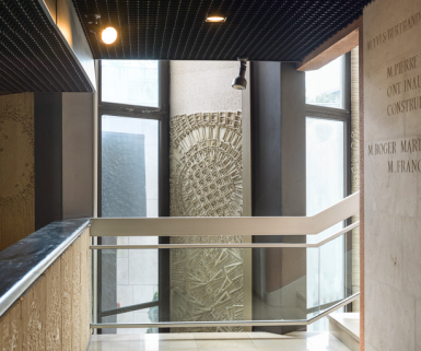 Hall d'accueil : panneaux moulés de la mezzanine. © Région Bourgogne-Franche-Comté, Inventaire du patrimoine