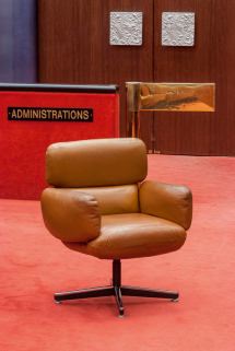 Fauteuil de la salle des Assemblées. © Région Bourgogne-Franche-Comté, Inventaire du patrimoine Fauteuil de la salle des Assemblées. © Région Bourgogne-Franche-Comté, Inventaire du patrimoine