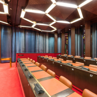 Salle des Assemblées : vue en direction des panneaux de Pierre Sabatier. © Région Bourgogne-Franche-Comté, Inventaire du patrimoine