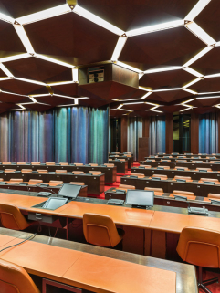 Salle des Assemblées : cloison coulissante de séparation, avec des panneaux de Pierre Sabatier. © Région Bourgogne-Franche-Comté, Inventaire du patrimoine Salle des Assemblées : cloison coulissante de séparation, avec des panneaux de Pierre Sabatier. © Région Bourgogne-Franche-Comté, Inventaire du patrimoine