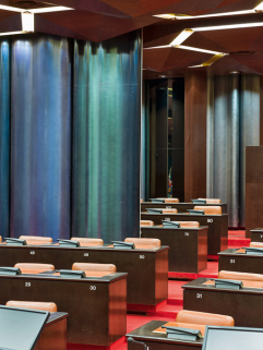 Salle des Assemblées : cloison coulissante de séparation, avec des panneaux de Pierre Sabatier. © Région Bourgogne-Franche-Comté, Inventaire du patrimoine