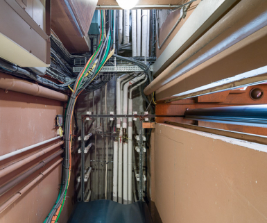 Salle des Assemblées : vue du système de rails pour faire coulisser manuellement la cloison. © Région Bourgogne-Franche-Comté, Inventaire du patrimoine