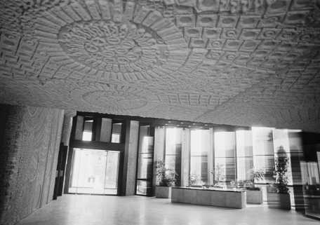 Hôtel de région : hall d'accueil (Photographie ancienne, ca. 1980). (Archives du quotidien Le Bien Public, Dijon) © Région Bourgogne-Franche-Comté, Inventaire du patrimoine Hôtel de région : hall d'accueil (Photographie ancienne, ca. 1980). (Archives du quotidien Le Bien Public, Dijon) © Région Bourgogne-Franche-Comté, Inventaire du patrimoine