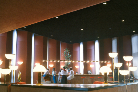 Vue du foyer-bar avec les luminaires aujourd'hui disparus (photographie ancienne, ca. 1990-2000, conseil régional de Bourgogne). © Région Bourgogne-Franche-Comté, Inventaire du patrimoine Vue du foyer-bar avec les luminaires aujourd'hui disparus (photographie ancienne, ca. 1990-2000, conseil régional de Bourgogne). © Région Bourgogne-Franche-Comté, Inventaire du patrimoine