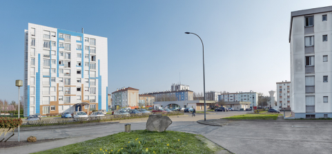 Vue générale entre la tour Schweitzer et le bâtiment B.1 en direction du sud. © Région Bourgogne-Franche-Comté, Inventaire du patrimoine
