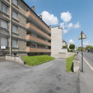 Bâtiment D : façade antérieure, rampe d'accès au sous-sol. © Région Bourgogne-Franche-Comté, Inventaire du patrimoine