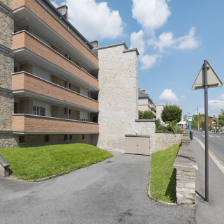Bâtiment D : façade antérieure, rampe d'accès au sous-sol. © Région Bourgogne-Franche-Comté, Inventaire du patrimoine