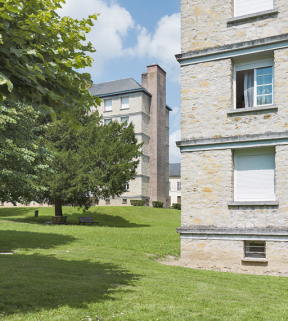 Vue sur la façade postérieure du bâtiment B depuis le bâtiment C. © Région Bourgogne-Franche-Comté, Inventaire du patrimoine