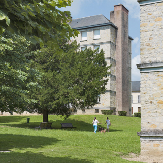 Vue sur la façade postérieure du bâtiment B depuis le bâtiment C. © Région Bourgogne-Franche-Comté, Inventaire du patrimoine