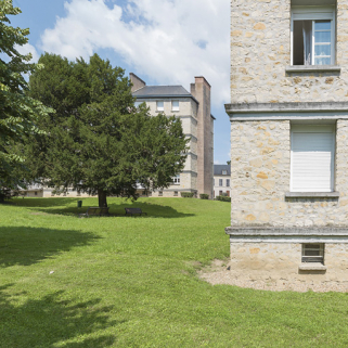 Vue sur la façade postérieure du bâtiment B et le parc central depuis le bâtiment C. © Région Bourgogne-Franche-Comté, Inventaire du patrimoine