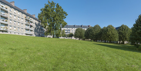 Parc central : vue en direction du bâtiment B. © Région Bourgogne-Franche-Comté, Inventaire du patrimoine