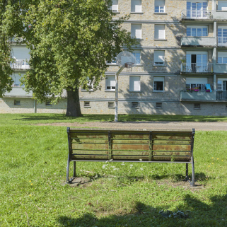 Façade postérieure du bâtiment A et mobilier urbain du parc central. © Région Bourgogne-Franche-Comté, Inventaire du patrimoine
