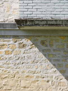 Façade postérieure du bâtiment A : détail du bandeau formant plancher du balcon du rez-de-chaussée. © Région Bourgogne-Franche-Comté, Inventaire du patrimoine