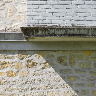 Façade postérieure du bâtiment A : détail du bandeau formant plancher du balcon du rez-de-chaussée. © Région Bourgogne-Franche-Comté, Inventaire du patrimoine
