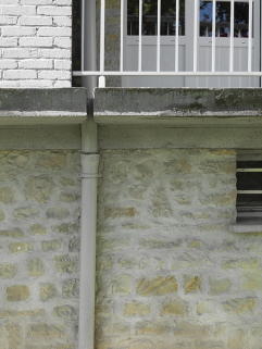 Façade postérieure du bâtiment A : détail du bandeau formant plancher du balcon du rez-de-chaussée. © Région Bourgogne-Franche-Comté, Inventaire du patrimoine