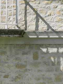 Façade postérieure du bâtiment A : détail du bandeau formant plancher du balcon du rez-de-chaussée. © Région Bourgogne-Franche-Comté, Inventaire du patrimoine