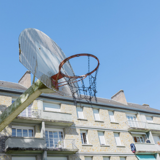 Façade postérieure du bâtiment A et mobilier urbain. © Région Bourgogne-Franche-Comté, Inventaire du patrimoine