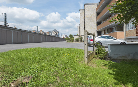 Garages impasse de la Verrerie et façade antérieure du bâtiment A. © Région Bourgogne-Franche-Comté, Inventaire du patrimoine