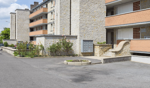 Façade antérieure du bâtiment A : accès aux galeries de desserte des appartements. © Région Bourgogne-Franche-Comté, Inventaire du patrimoine