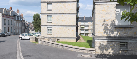 Façade latérale du bâtiment B et vue sur la façade postérieure du bâtiment C. © Région Bourgogne-Franche-Comté, Inventaire du patrimoine