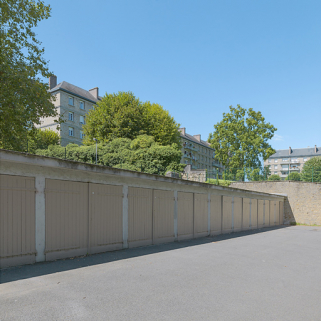 Garages au sud du parc central. © Région Bourgogne-Franche-Comté, Inventaire du patrimoine
