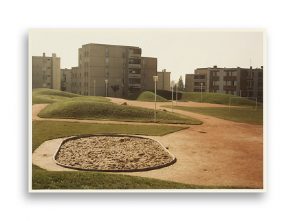 Aménagement du parc Schweitzer, à l'arrière-plan les immeubles 27, 26 et 25. Photographie ancienne, 1982. (Archives municipales Cosne-Cours-sur-Loire, 202W683 - 2Fi51) © Région Bourgogne-Franche-Comté, Inventaire du patrimoine