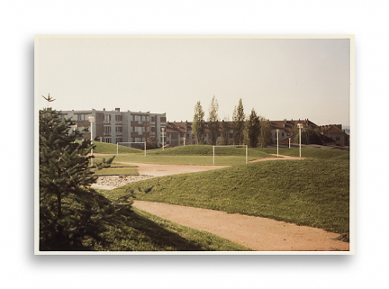 Aménagement du parc Schweitzer, à l'arrière-plan les immeubles 26 et Binot-E. Photographie ancienne, 1982. (Archives municipales Cosne-Cours-sur-Loire, 202W683 - 2Fi53) © Région Bourgogne-Franche-Comté, Inventaire du patrimoine