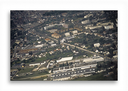 Vue aérienne du sud de Cosne-Cours-sur-Loire et du quartier Saint-Laurent. Photographie ancienne, s.d., [1990-2000]. (Archives municipales Cosne-Cours-sur-Loire, 202W683 - 2Fi58) © Région Bourgogne-Franche-Comté, Inventaire du patrimoine