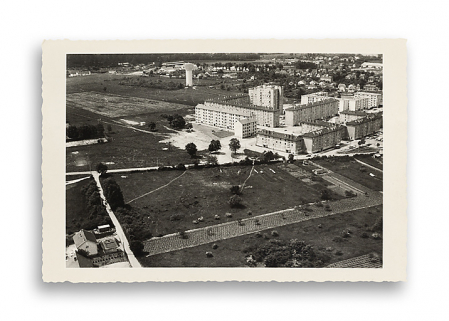 Vue aérienne du quartier Saint-Laurent en construction. Photographie ancienne, s.d., [1970-1971]. (Archives municipales Cosne-Cours-sur-Loire, 202W683 - 2Fi71) © Région Bourgogne-Franche-Comté, Inventaire du patrimoine