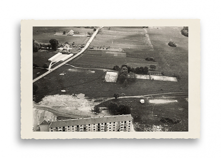 Vue aérienne du quartier Saint-Laurent en construction, au premier plan le bâtiment SIDEN. Photographie ancienne, s.d., [1970-1971]. (Archives municipales Cosne-Cours-sur-Loire, 202W683 - 2Fi72) © Région Bourgogne-Franche-Comté, Inventaire du patrimoine