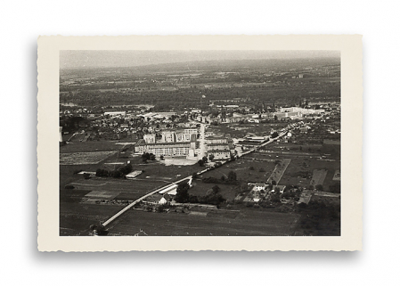 Vue aérienne du quartier Saint-Laurent en construction. Photographie ancienne, s.d., [1970-1971]. (Archives municipales Cosne-Cours-sur-Loire, 202W683 - 2Fi73) © Région Bourgogne-Franche-Comté, Inventaire du patrimoine