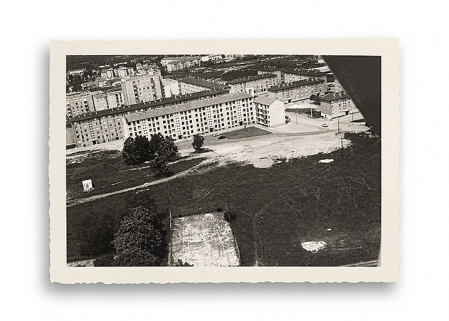 Vue aérienne du quartier Saint-Laurent en construction. Photographie ancienne, s.d., [1970-1971]. (Archives municipales Cosne-Cours-sur-Loire, 202W683 - 2Fi77) © Région Bourgogne-Franche-Comté, Inventaire du patrimoine