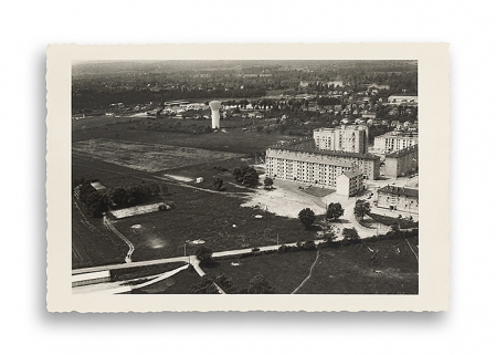 Vue aérienne du quartier Saint-Laurent en construction. Photographie ancienne, s.d., [1970-1971]. (Archives municipales Cosne-Cours-sur-Loire, 202W683 - 2Fi79) © Région Bourgogne-Franche-Comté, Inventaire du patrimoine