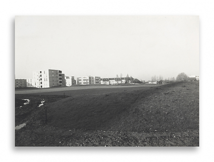 Aménagement du parc Schweitzer, à l'arrière-plan les immeubles 27 et 26. Photographie ancienne, ca.1982. (Archives municipales Cosne-Cours-sur-Loire, 202W683 - 2Fi181) © Région Bourgogne-Franche-Comté, Inventaire du patrimoine