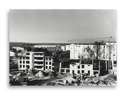 Construction des immeubles du programme Les Hauts de Loire. Photographie ancienne, ca. novembre 1981. (Archives municipales Cosne-Cours-sur-Loire, 202W683 - 2Fi182) © Région Bourgogne-Franche-Comté, Inventaire du patrimoine