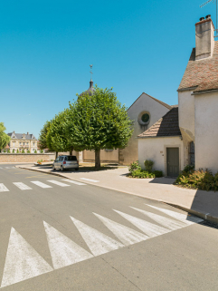 Vue sur la cure et le bras du transept. © Région Bourgogne-Franche-Comté, Inventaire du patrimoine