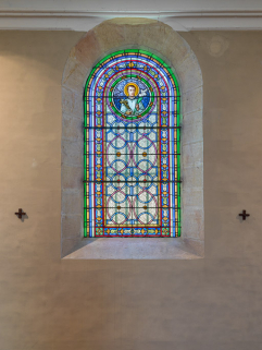 Vue d'ensemble de la verrière représentant un dominicain. © Région Bourgogne-Franche-Comté, Inventaire du patrimoine