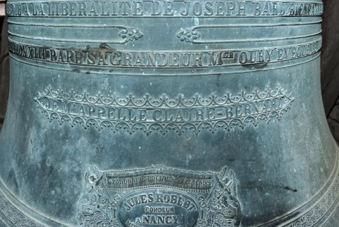 Inscription sur la robe. © Région Bourgogne-Franche-Comté, Inventaire du patrimoine