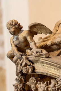 Détail : putti vu de trois-quarts. © Région Bourgogne-Franche-Comté, Inventaire du patrimoine