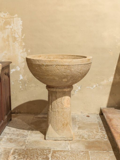 Vue rapprochée des fonts baptismaux, sans couvercle. © Région Bourgogne-Franche-Comté, Inventaire du patrimoine