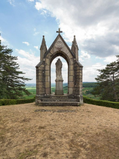 Vue d'ensemble, en direction de la vallée. © Région Bourgogne-Franche-Comté, Inventaire du patrimoine
