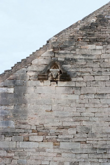 Vue d'une tête sculptée sur le pignon. © Région Bourgogne-Franche-Comté, Inventaire du patrimoine