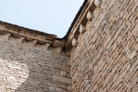Corniche à modillons, à l'angle de la nef et du bras sud. © Région Bourgogne-Franche-Comté, Inventaire du patrimoine