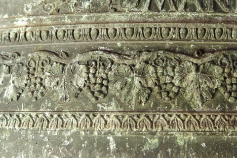 Détail du décor : grappes. © Région Bourgogne-Franche-Comté, Inventaire du patrimoine