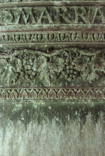 Détail du décor : grappes. © Région Bourgogne-Franche-Comté, Inventaire du patrimoine