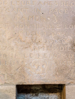 Dalle n°13 : décor. © Région Bourgogne-Franche-Comté, Inventaire du patrimoine