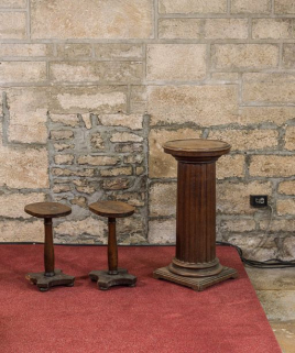 Vue d'ensemble d'un tabouret de célébrant et d'une sellette. © Région Bourgogne-Franche-Comté, Inventaire du patrimoine
