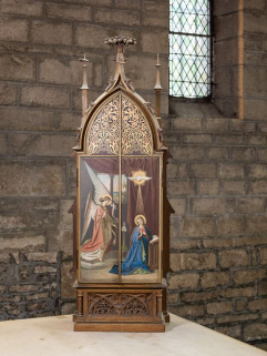 Vue d'ensemble de la statue de la Vierge à l'enfant, coffret fermé. © Région Bourgogne-Franche-Comté, Inventaire du patrimoine