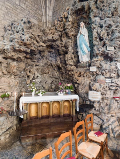 Détail : autel et statue. © Région Bourgogne-Franche-Comté, Inventaire du patrimoine